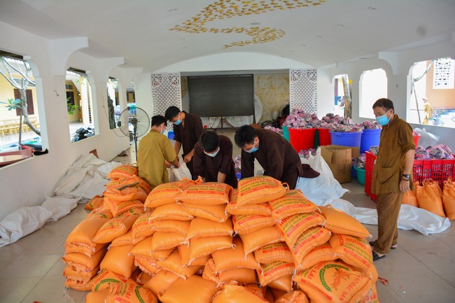 Continuing to support people in need in the Covid-19 pandemic of Hoang Phap Pagoda (series 4)